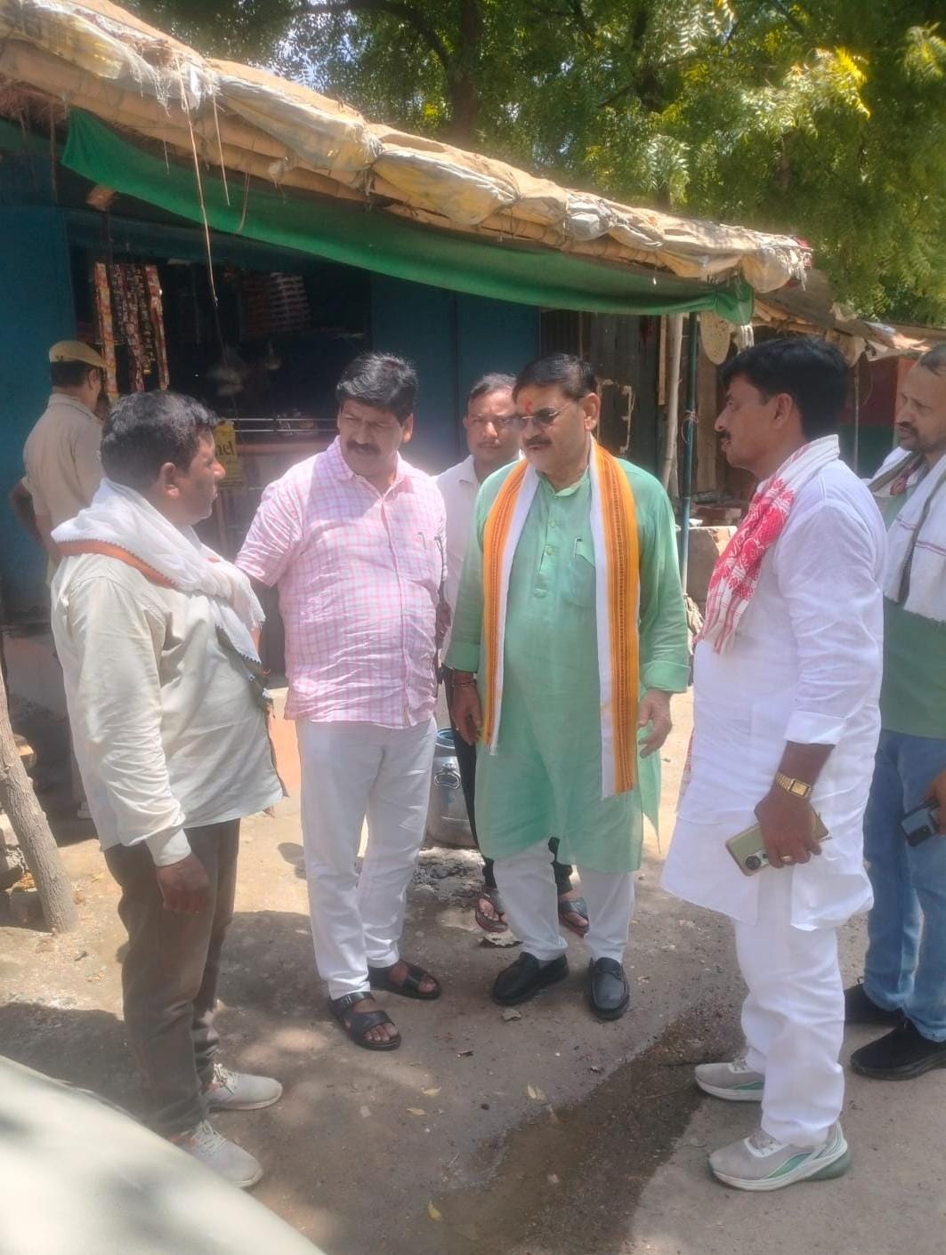 बी डी ओ सेवापुरी ने सावन मास मेले की तैयारी को लेकर रामेश्वर मन्दिर परिक्षेत्र का किया अवलोकन